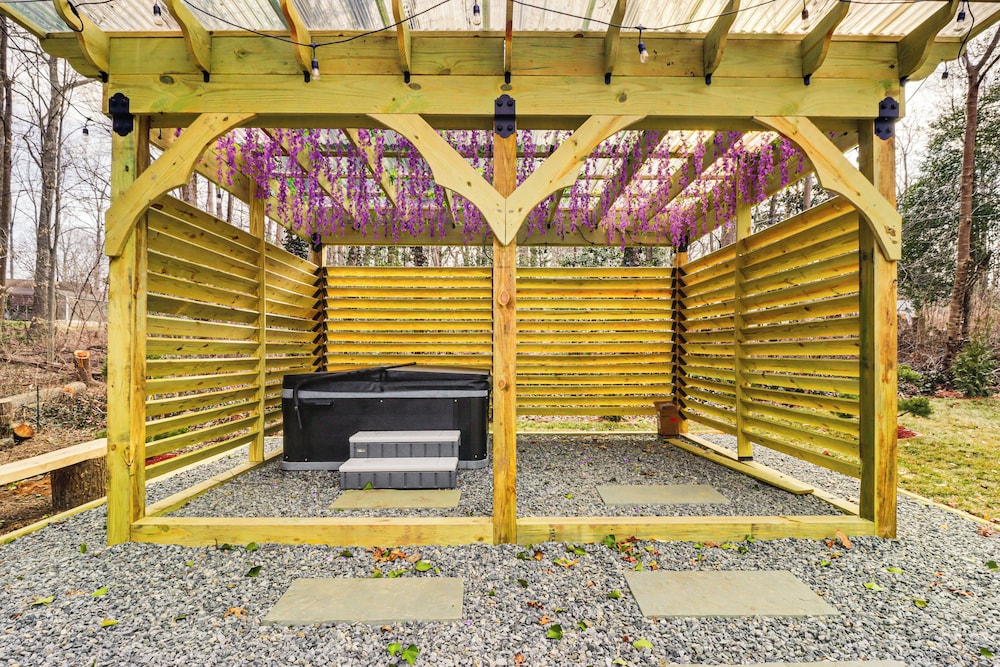 Hot Tub, Fire Pit & Patio: A-frame Stafford Cabin