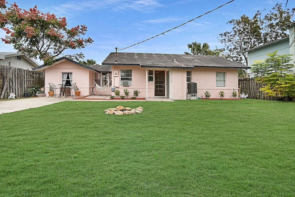 Pink House in Prime Location Dogs Ok Walk to DT