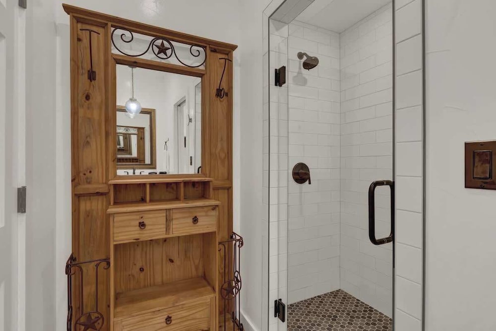 Casa Blanca-swim Spa-steps to Main Street!