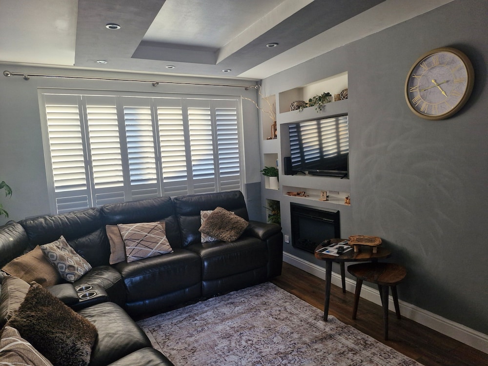 Beautiful Wythenshawe Home Near Airport With Garden & Parking Sleeps 5