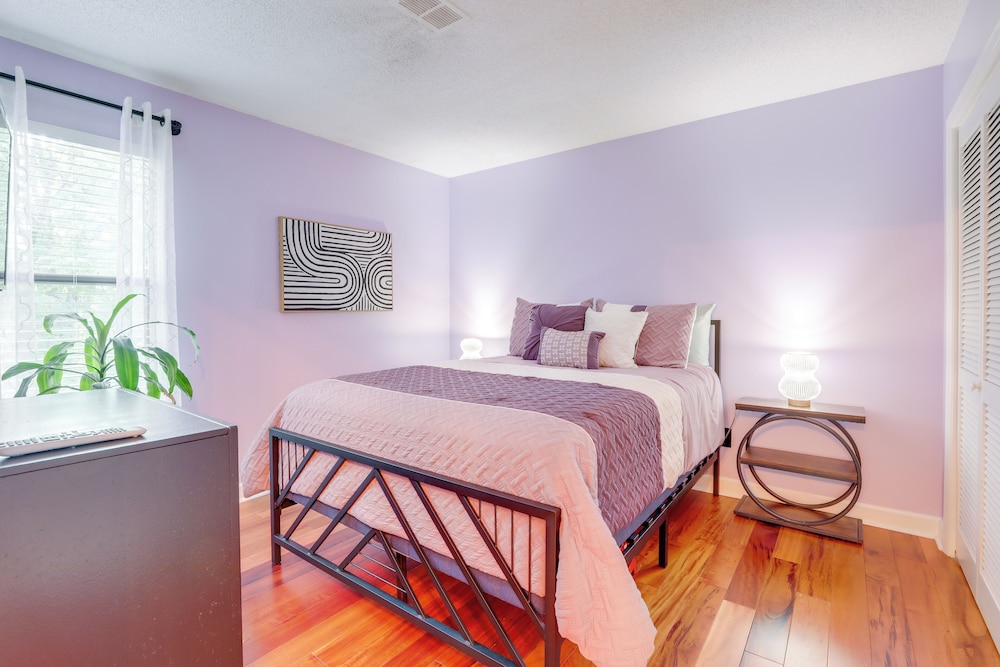 4 Mi to Stone Mountain: Retreat w/ Office!