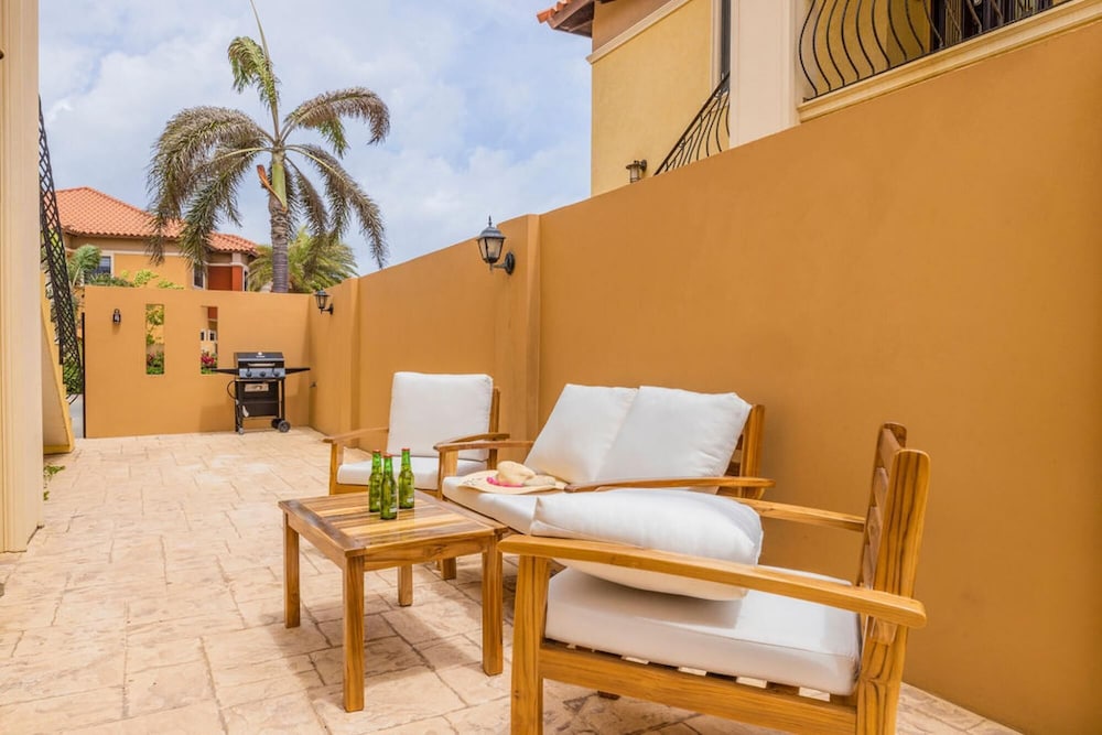 2br2ba Townhome With Pools GYM Gold Coast