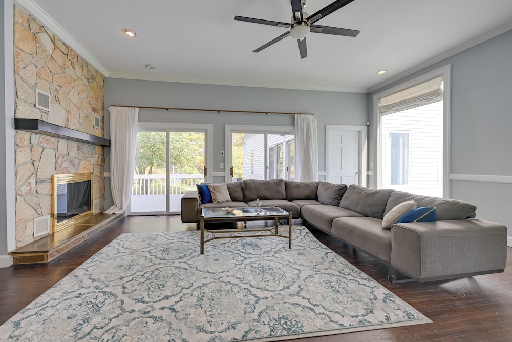 High-end Estate in Norwalk: Quiet & Spacious!