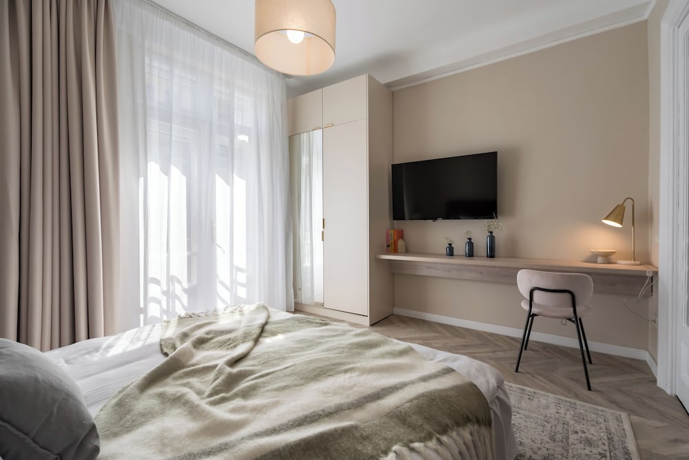 Refined & Spacious 3-Bedroom Flat Near Cismigiu, Balcony with Boulevard Views