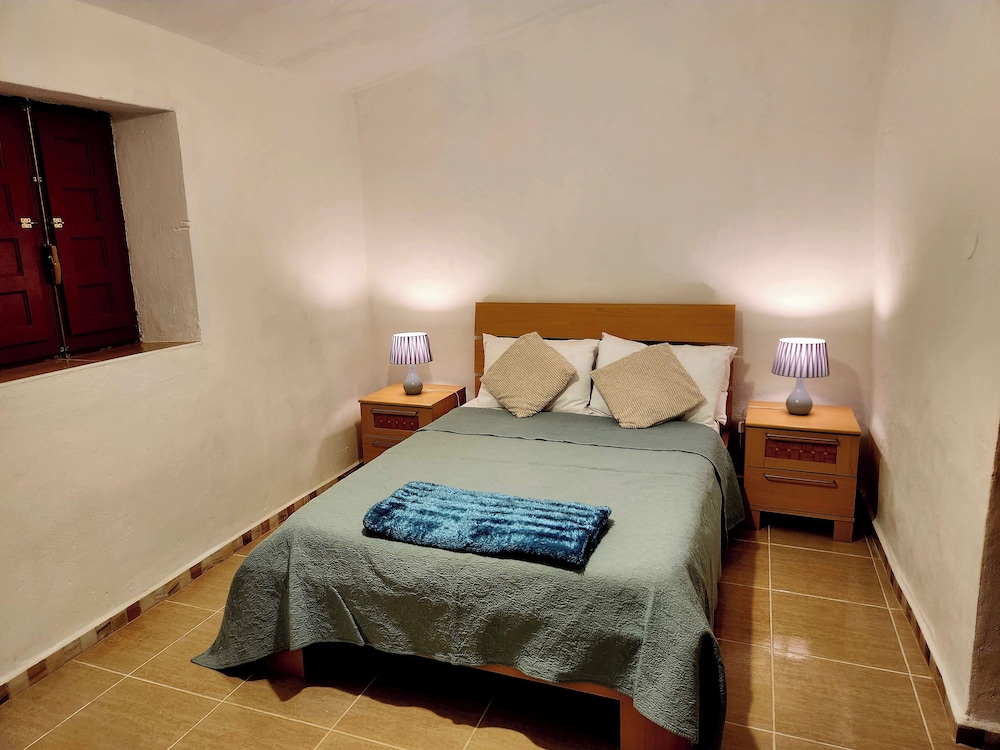 Casita-2guests-pool-patio-bbq-parking-fireplace