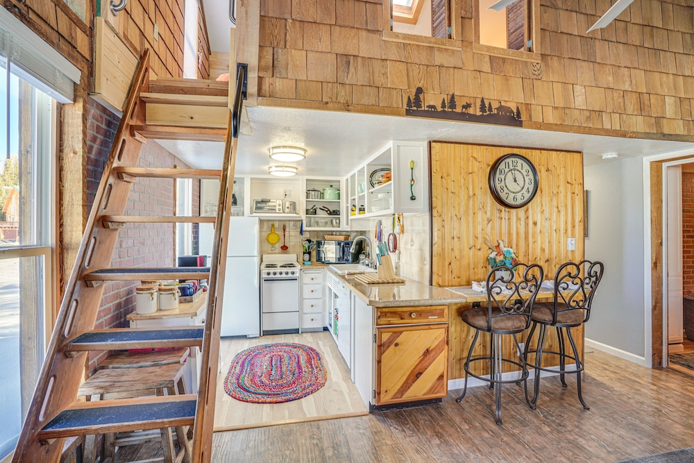 Charming Brian Head Condo Rental w/ Ski Shuttle! view 3