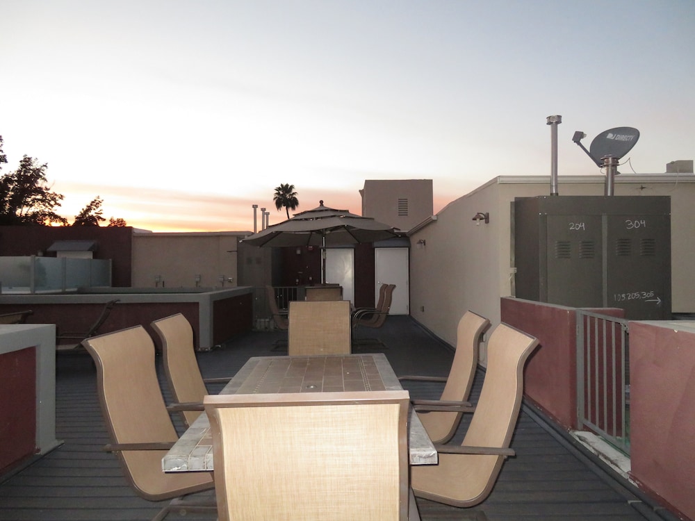 2 Bed 2 Bath in Studio City