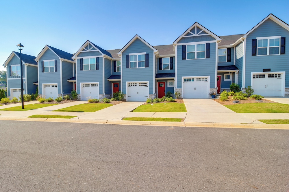 Modern Townhome w/ Patio 7 Mi to Dtwn Cartersville