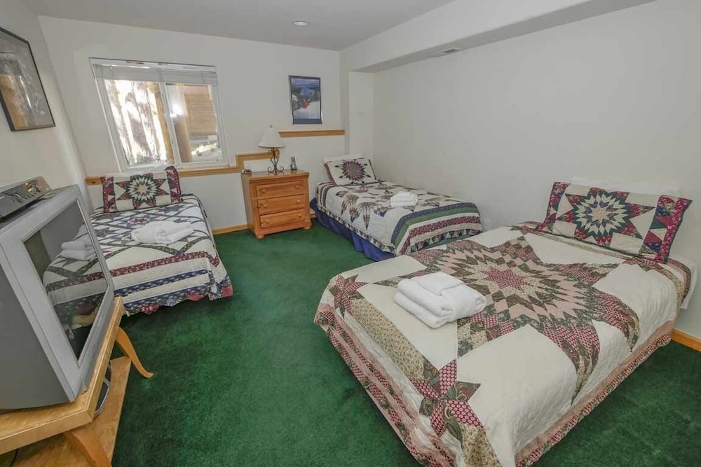 2460 Lupine Trail 6 Bedroom Home by RedAwning