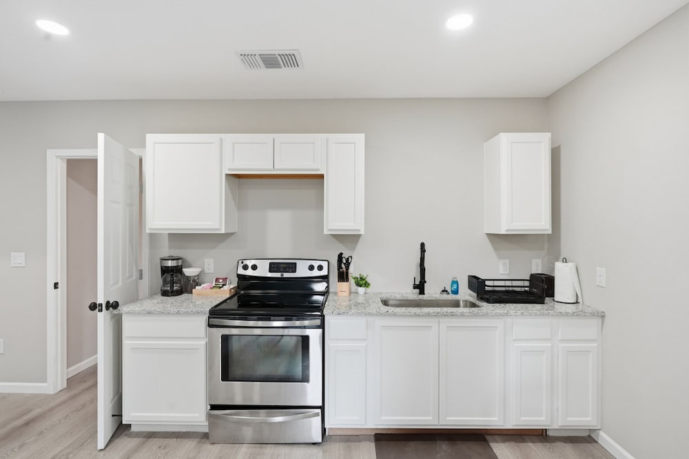 Cozy 3BR Suite Insuite Laundry Min to Downtown