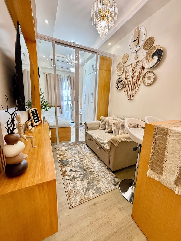 Cozy Retreat w/Balcony Near SM Mall/NAIA Airport