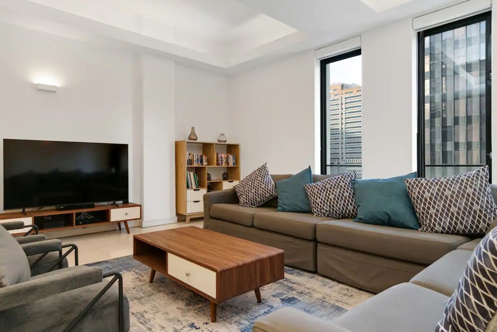 Spacious, Heritage 1 Bedroom Apartment in Cape Town view 3