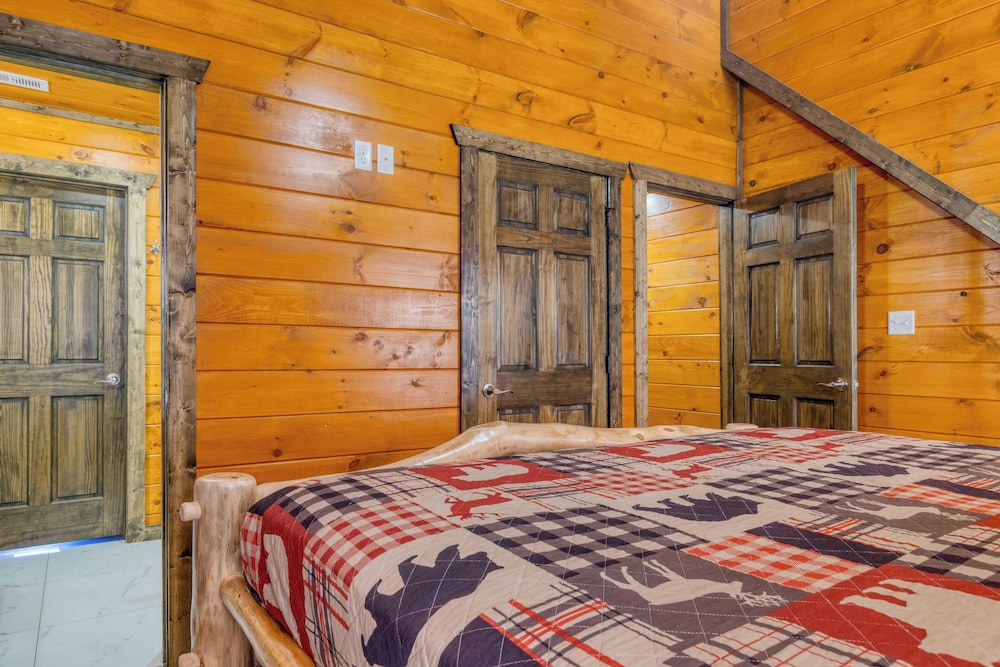 Indoor Pool, Theater, Hot Tub & Mountain Views Near Dollywood Crimson Crest by Avantstay
