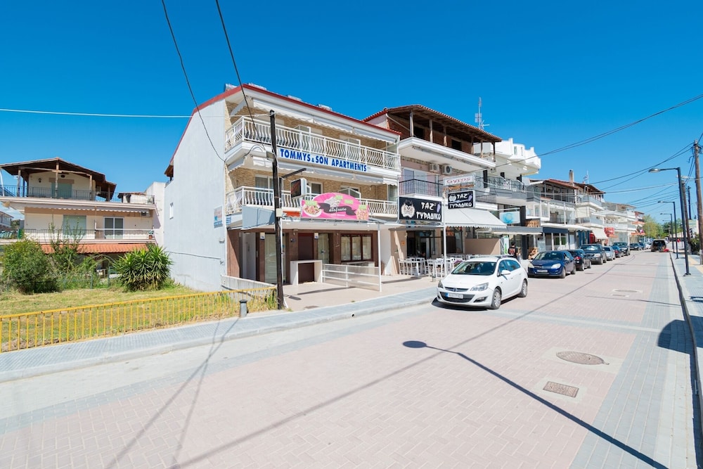 Tommy Seafront No 6 by Rentalspro - Nea Flogita