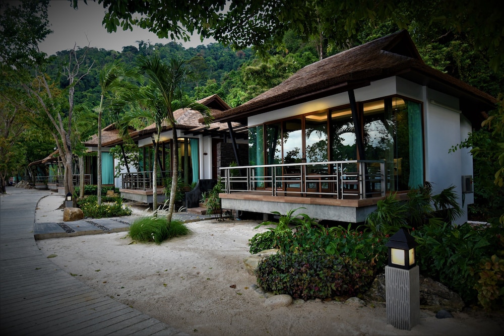 Victoria Cliff Nyaung Oo Phee Island view 4