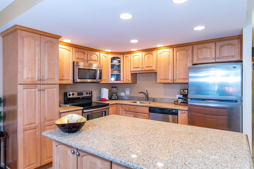 Kamaole Sands 2-204 - Dramatic Ocean and Courtyard Views, 1bd / 2ba, AC, Wi-fi