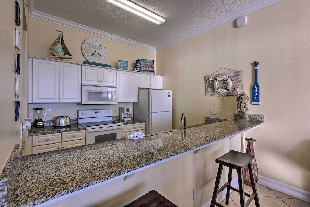 Beachfront Condo w/ Resort Amenities & Ocean Views