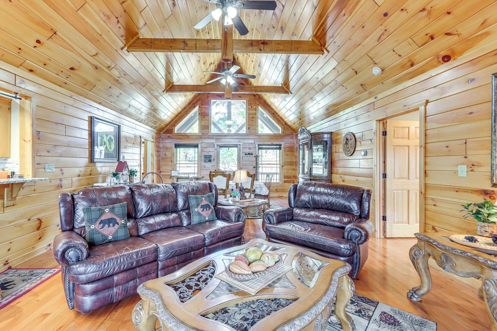 Blue Ridge Orchard Overlook' Cabin w/ Hot Tub