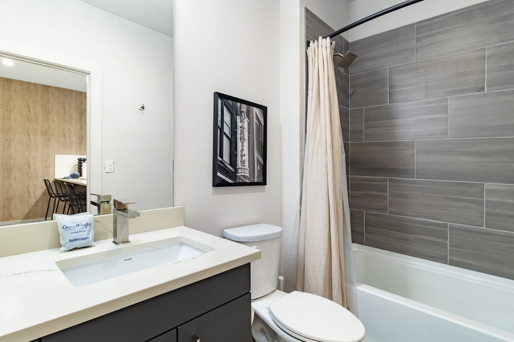 Astra Modern Midtown Retreat With Pool Gym Steps to Dining Broadway