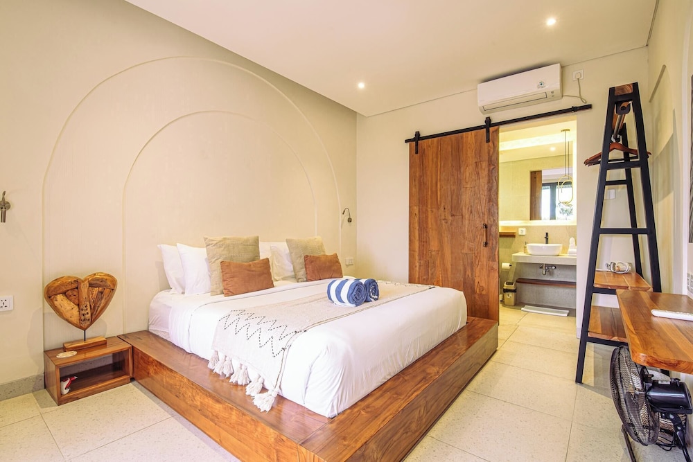 Chic 4-br Villa in Central Seminyak, Beach 5 Mins