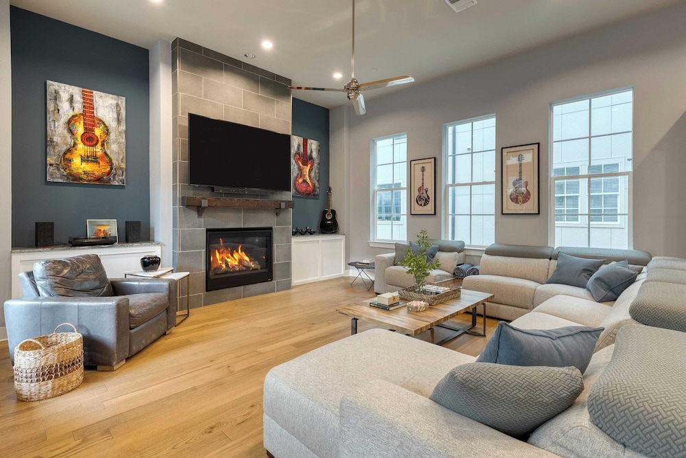 Town Lake Townhouse Hot Tub, Game Room & Skyline Views