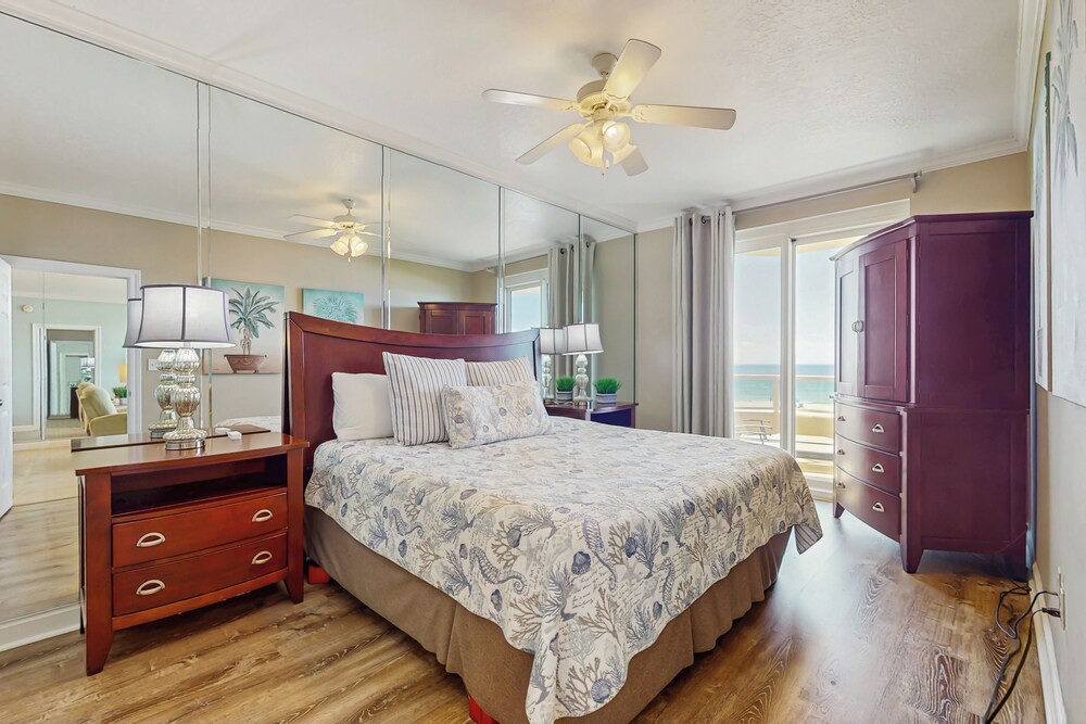 4BR Condo w/ Gulf Views & Amenities
