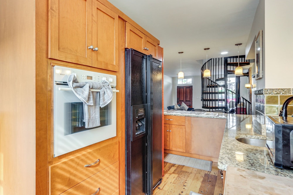 Dtwn at Your Door: Historic Frederick Gem w/ Yard!