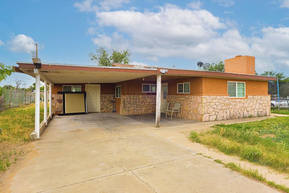Cozy Home w/ Patio 24 Miles to Carlsbad Caverns NP