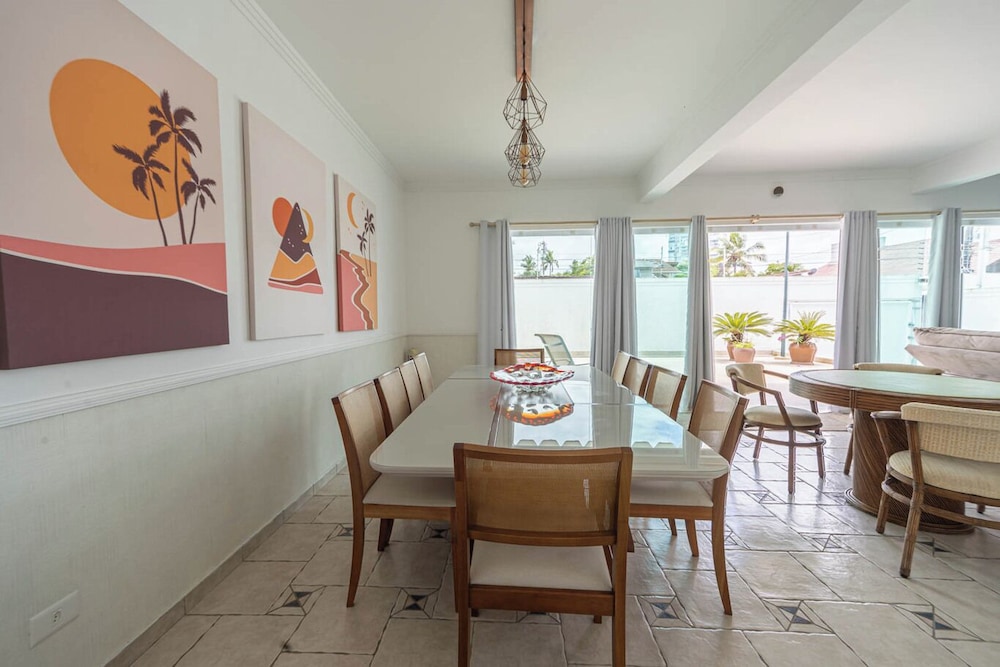 Casa Pet Friendly com 3 su tes a 200m da Praia