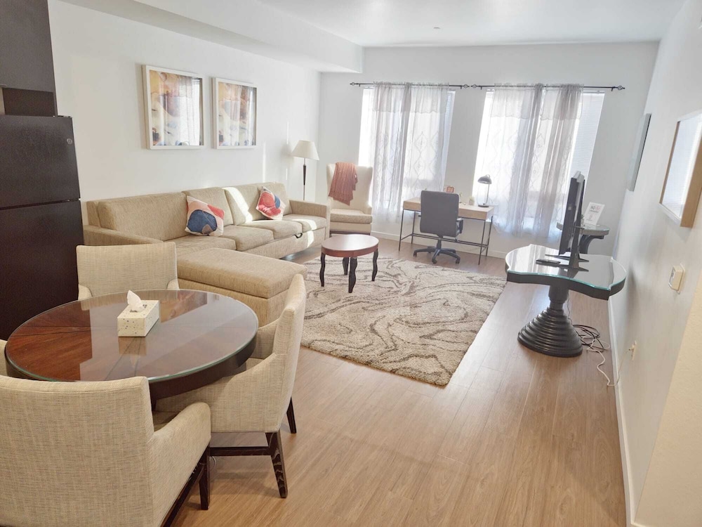 Premier Apts in Vibrant Downtown LA - Image 1