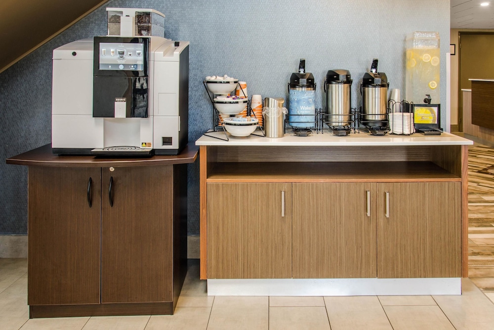 Montreal Vacations - Comfort Inn Aeroport - Property Image 3