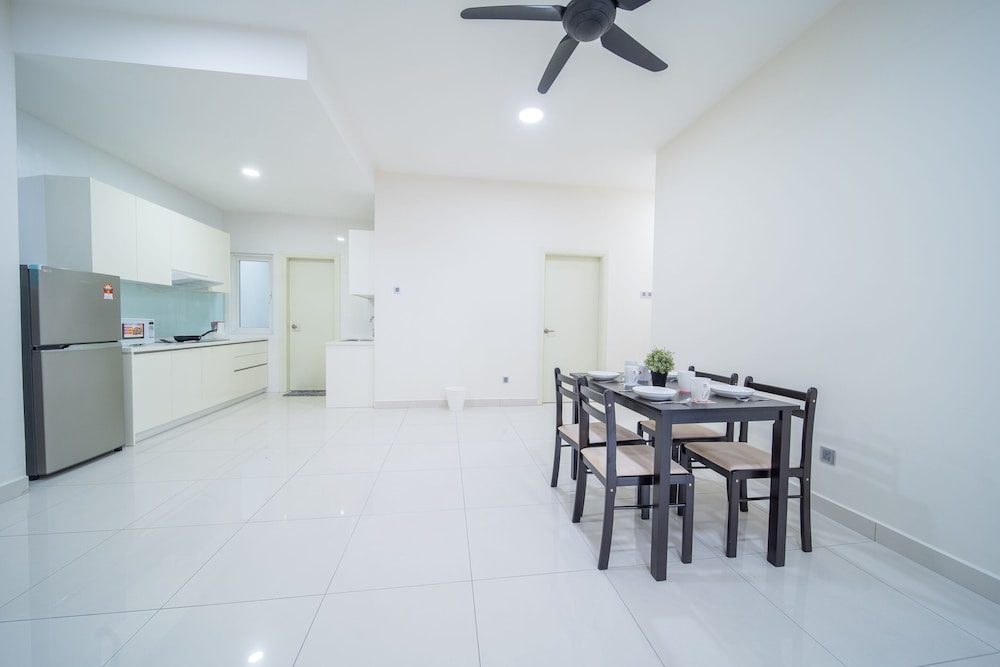 OYO Home 89449 Fancy 2 Bedroom Crest Residence