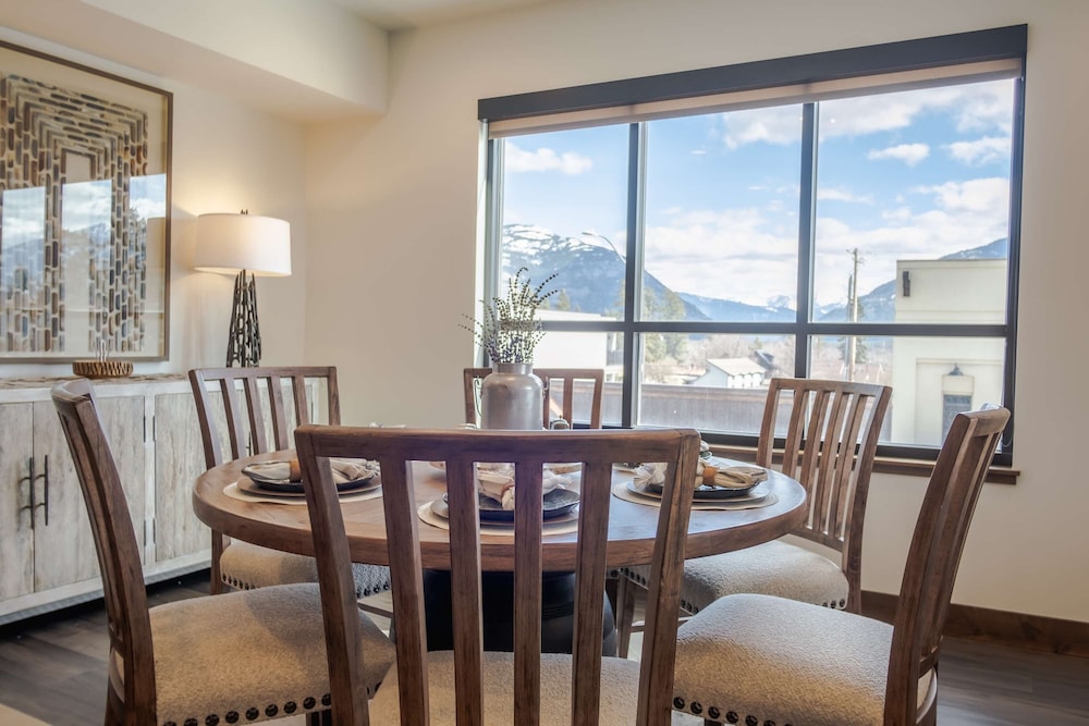 Downtown Penthouse Condo For 4!