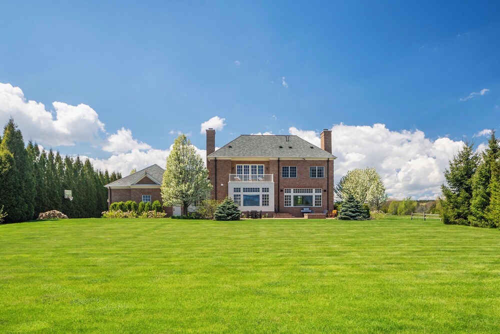 Lake Michigan Gem: Private Beach & Game Room