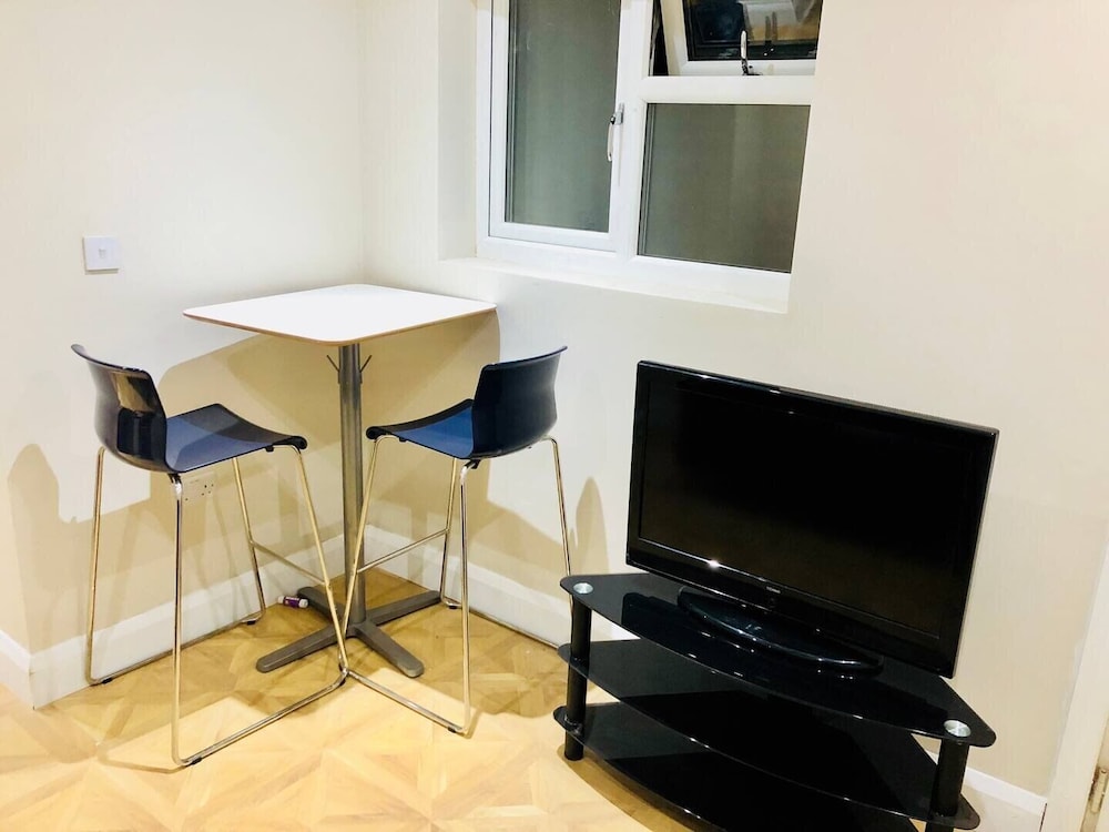 Small 3 Bed Flat Near Heathrow
