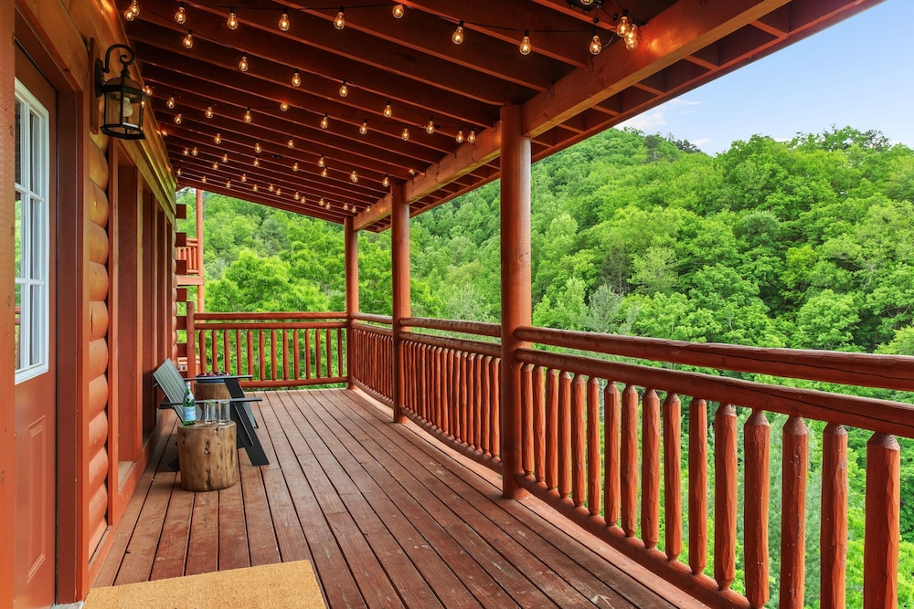Smoky Ridge Newly Renovated Cabin w Indoor Pool Game Room Theater