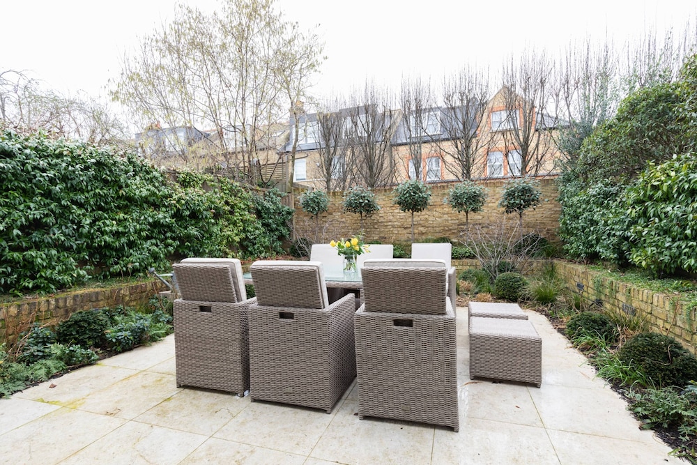 Granard Road by Onefinestay