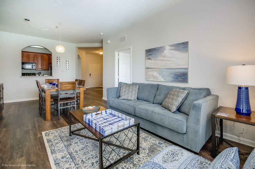 Santiago's Corner Ventura 3 Bedroom Condo by RedAwning