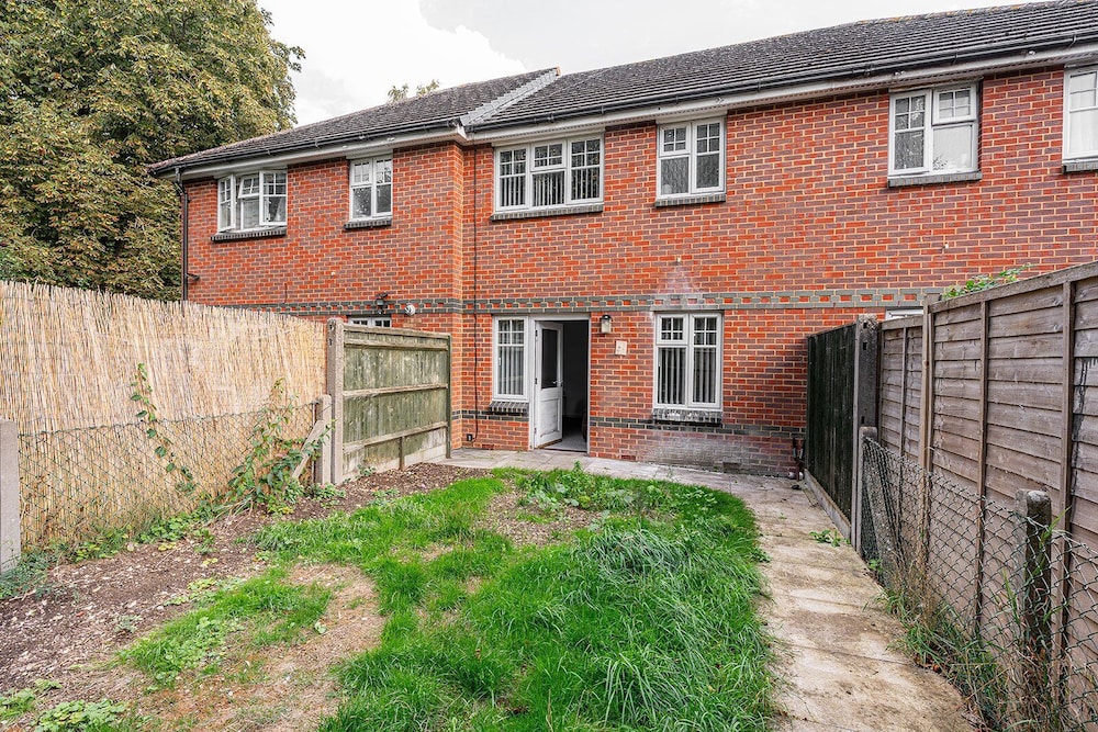 Modern 2-bed Home With Driveway Basingstoke