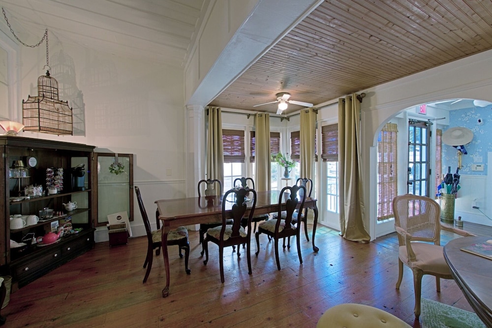 Chesnut Cottage Inn
