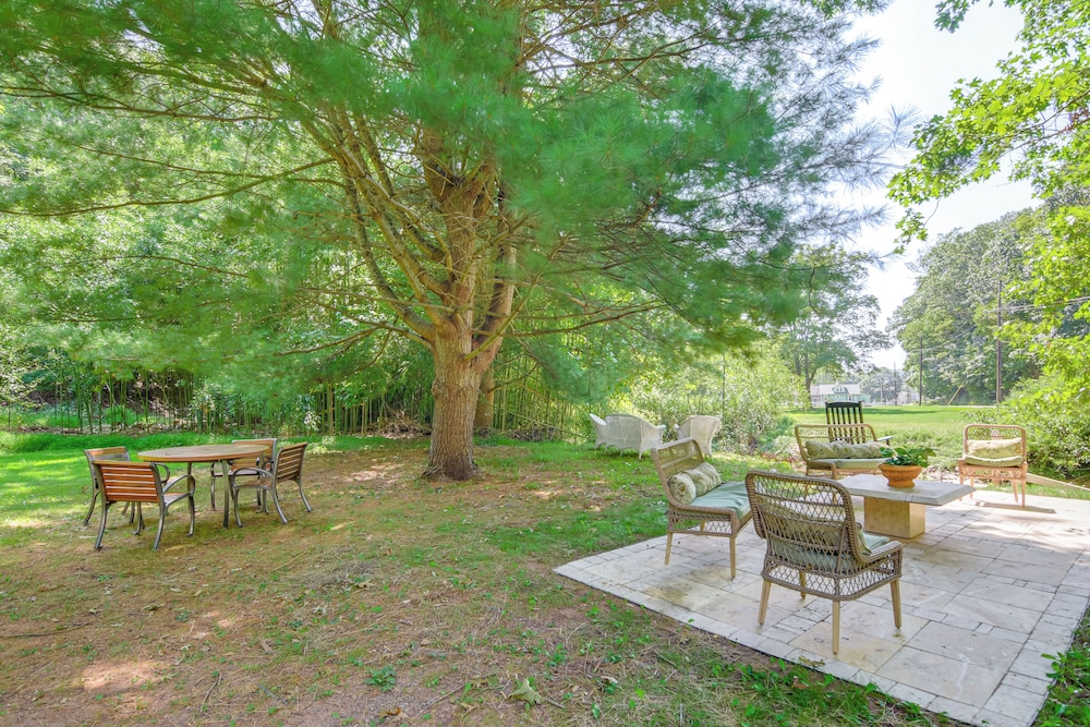 Creekside Milford Studio w/ Gas Grill + Mtn Views!