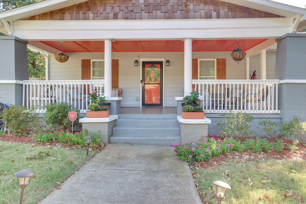 Updated Farmhouse w/ Yard, 10 Mi to Dtwn Atlanta