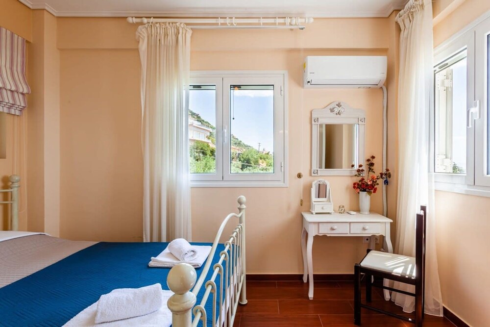 Verga Majestic Sunsets - Elegant Chic Retreat