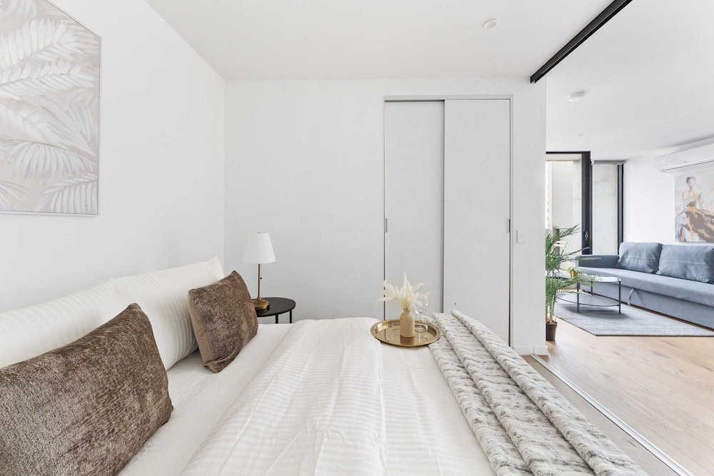 Modern 2BR Apt Next to Southern Cross Free Parking