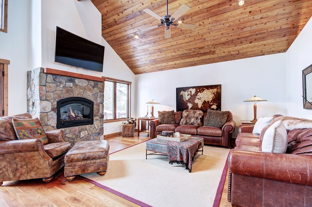 Pine Needle Lodge 5 Bedroom Home by RedAwning