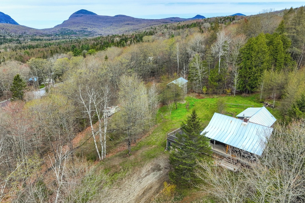 2 Mi to Lake Willoughby: Peaceful Log Cabin!