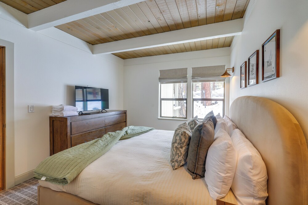 8 Mi to Northstar Slopes: Tahoe Gem w/ Fireplace