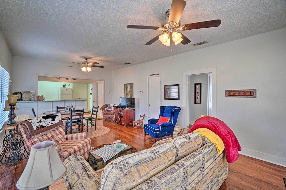 4 Miles to Lake Jacksboro: Cozy Texas Cottage