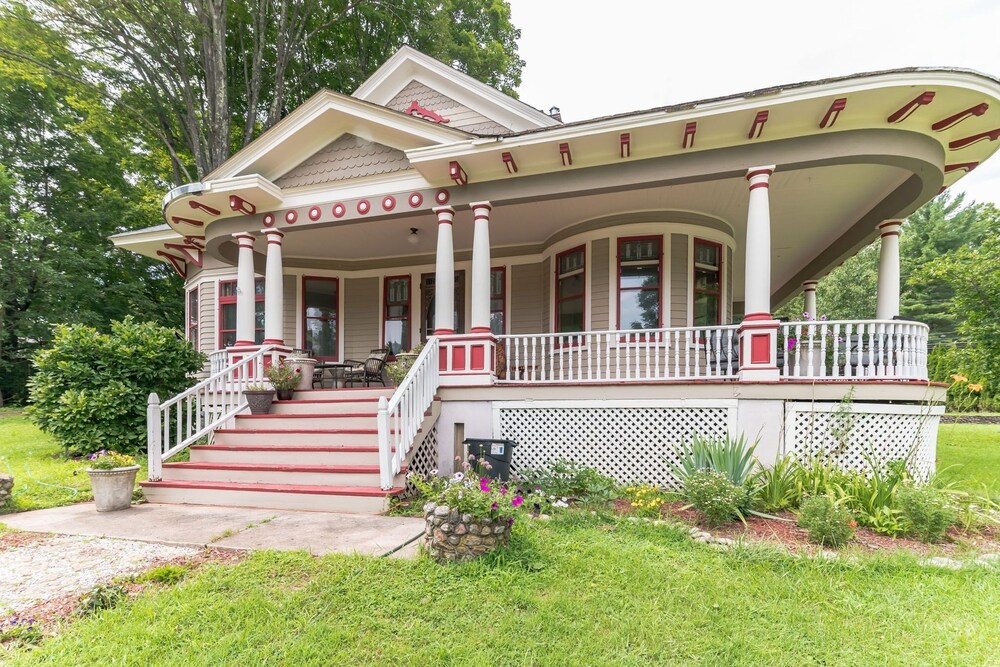 Spacious Victorian Home With Mountain Views And Lots Of Fun Extras!! 5 Bedroom Farmhouse by Redawning - Property Image 19