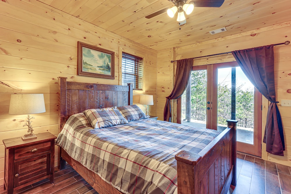 Peaceful Mineral Bluff Vacation Rental w/ Hot Tub view 5